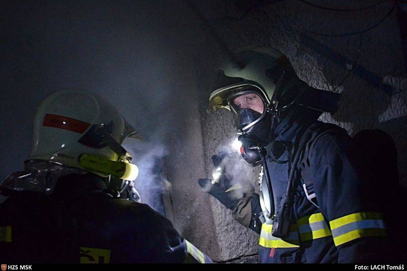 Pět jednotek hasičů zasahovalo v noci na sobotu u požáru dvoupatrové budovy v Bravanticích.