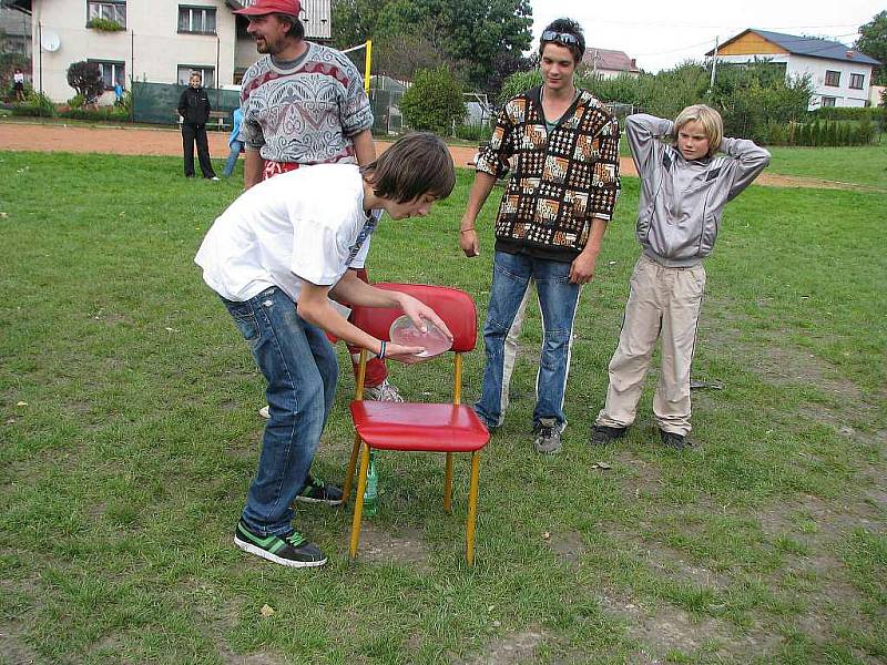 Málokdy vídané souboje se odehrávaly v sobotu 25 září na hřišti v centru Kaménky, místní části Oder. Tamní sdružení Muži Kaménky pořádalo souboj vesnic.