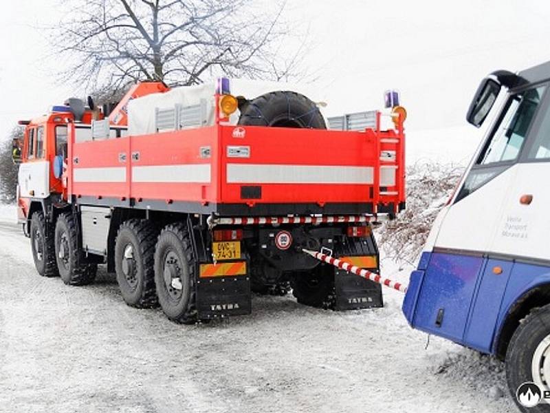 Dvě jednotky hasičů vyjelo v pondělí 28. ledna po poledni k nehodě linkového autobusu ve Staré Vsi. Hasiči vyprošťovali čtyři cestující a řidiče.