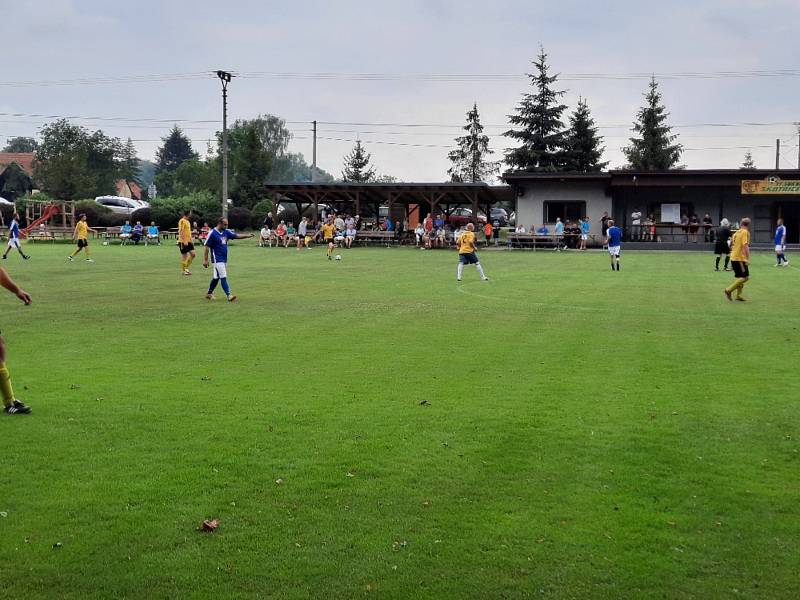 Turnaj starých gard čtyř týmů 2022 fotbalistů nad 35 let ve Skotnici.