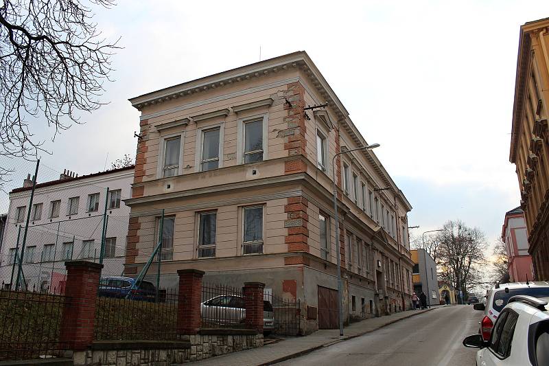 Dům ve Slovenské ulici v Novém Jičíně, kde kdysi býval známý filmový klub, viditelně chátrá.