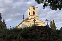 Dominantou obce Kujavy je empírový kostel svatého Michaela archanděla.