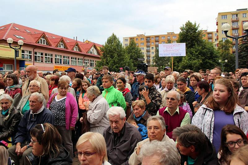 Stovky lidí přišly v úterý v podvečer na náměstí Republiky ve Studénce na setkání s prezidentem České republiky Milošem Zemanemm a hejtmanem Moravskoslezského kraje Ivo Vondrákem.