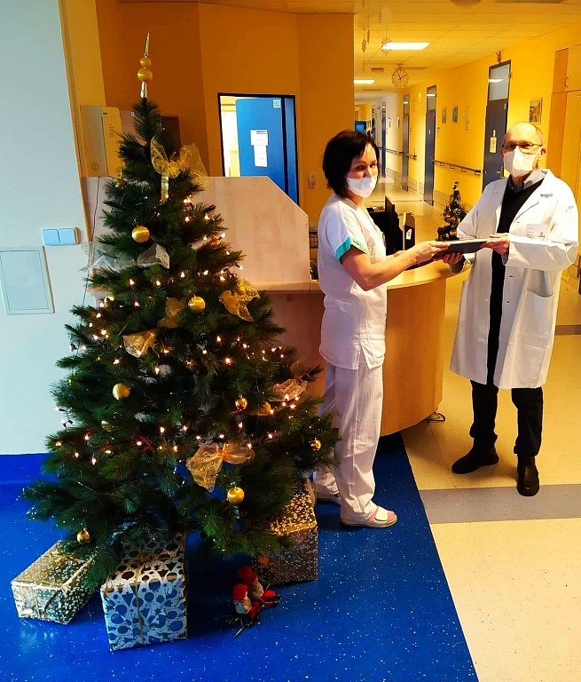 Vrchní sestra neurologického oddělení Alžběta Šimáčková přebírá symbolické vánoční poselství od kaplana Mgr. Boka.