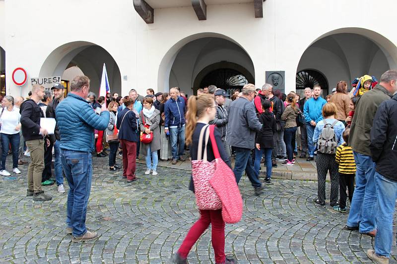 Demonstrace za nezávislou justici a proti vládě v Novém Jičíně, 28. května 2019.