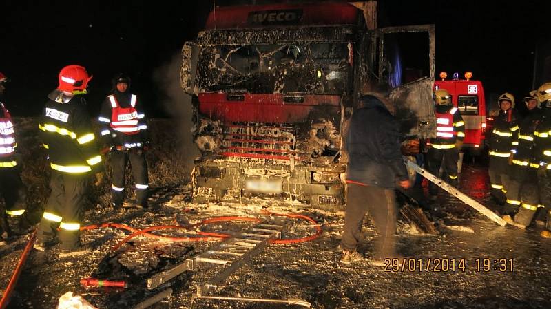 Zásah hasičů u požáru tahače na čtyřproudové silnici I/48 u Starého Jičína.