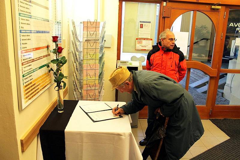 Pietní místo věnované zesnulému Jiřímu Raškovi od pátečního rána navštěvovali lidé, z nichž někteří zapálili svíčku. Ve vestibulu radnice město přichystalo kondolenční listiny.