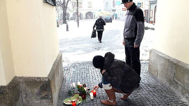 Pietní místo věnované zesnulému Jiřímu Raškovi od pátečního rána navštěvovali lidé, z nichž někteří zapálili svíčku. Ve vestibulu radnice město přichystalo kondolenční listiny.