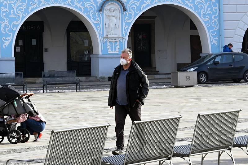 Většina lidí v Novém Jičíně vařízení o povinnosti používat respirátor v obchodech, na zastávkách a jiných místech ve čtvrtek odpoledne dodržovala. 25. února 2025.