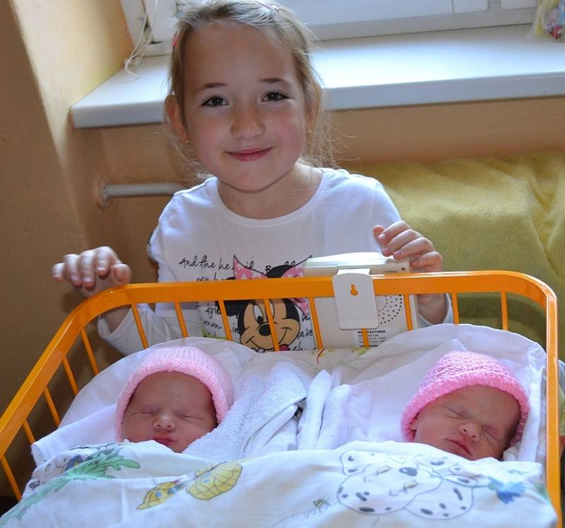 Dvojčátka VERONIKA GRODZOVÁ a MICHAELA GRODZOVÁ se sestřičkou Karin, Příbor, nar. 16. 11. 2013, Veronika: 44 cm, 2,42 kg. Michaela: 47 cm, 2,89 kg. Nemocnice Nový Jičín.