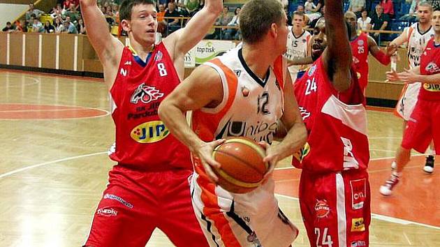 Basketbalisté Nového Jičína (světlé dresy) hostili ve druhém čtvrtfinálovém zápase play-off Mattoni NBL Pardubice.