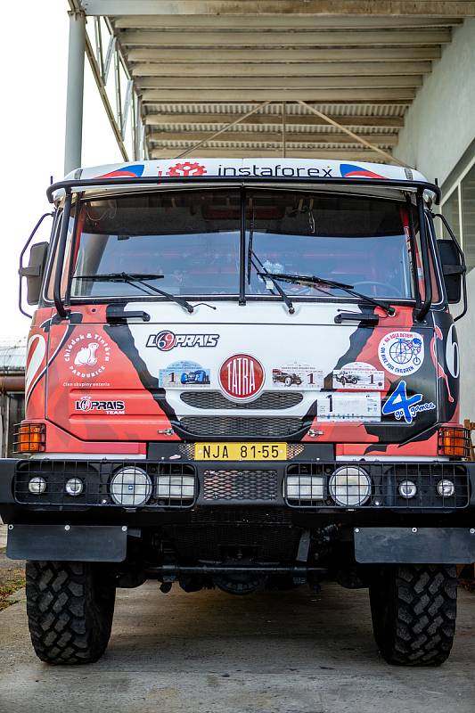 Karel Loprais, český automobilový závodník a šestinásobný vítěz automobilových závodů Rallye Dakar, 18. prosince ve Frenštátě pod Radhoštěm. Na snímku závodní speciál Tatra.