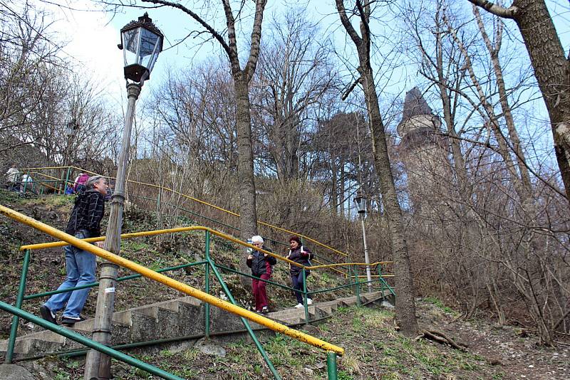 Hrad Štramberk s věží Trúba otevřel v sobotu 7. dubna své brány veřejnosti. Zahájení sezony se neobešlo bez šermířských soubojů.