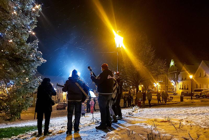 Vystoupení s vánočními písněmi na Štramberském náměstí u kostela sv. Jana Pavla Nepomuckého.