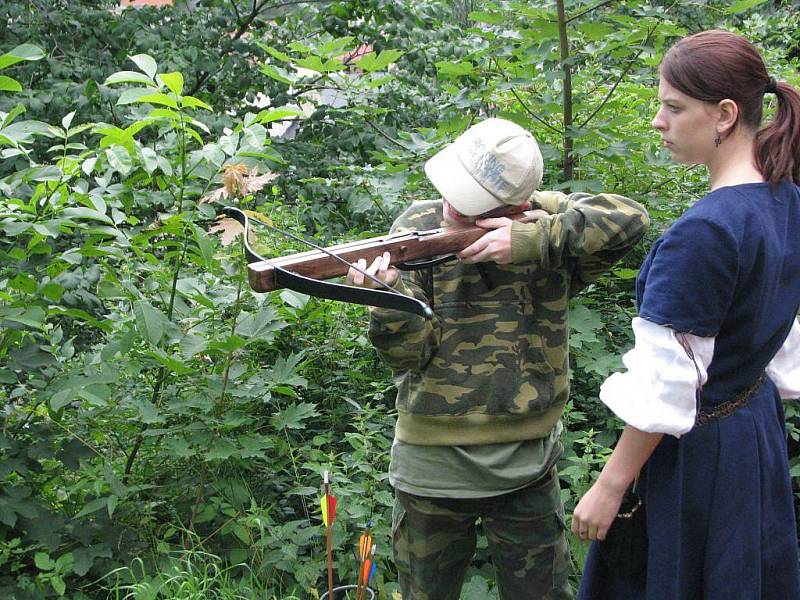 Návštěvníci si mohli vyzkoušet střelbu z luku i kuše, vymodelovat si na hrnčířském kruhu vlastní misku či džbán, nebo se jen tak nechat unést jednou z činností tvořivé dílny.