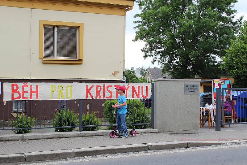 Kristýnka lyžuje na monoski. Premiérový benefiční běh, který pořádala skupina žáků Smajlíci ze Základní školy T. G. Masaryka v Bílovci, jí má pomoci v jejím sportovním snažení.