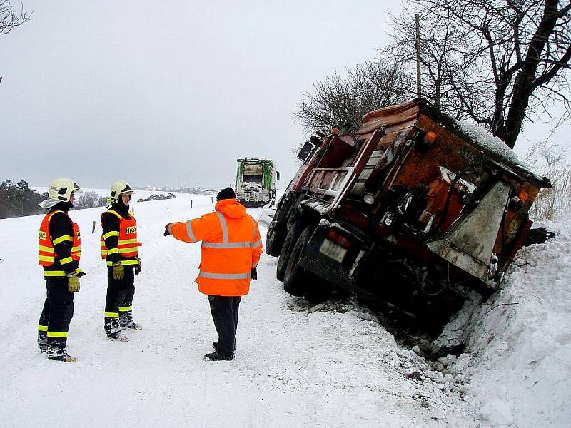 Dvě jednotky hasičů zasahovaly ve čtvrtek před polednem v obci Tísek, kde skončil pravou stranou v příkopu těžký dvaadvacetitunový sypač s nákladem kameniva.