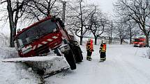 Dvě jednotky hasičů zasahovaly ve čtvrtek před polednem v obci Tísek, kde skončil pravou stranou v příkopu těžký dvaadvacetitunový sypač s nákladem kameniva.