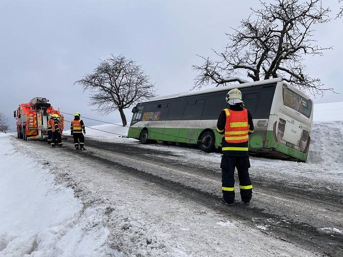 Zapadlý autobus a záchrana pasažérů a řidiče v Tiché na Novojičínsku. Neděle 14. února.