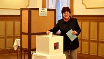 Ve Slatině na Novojičínsku je volební místnost tradičně v obřadní síni místního zámku.