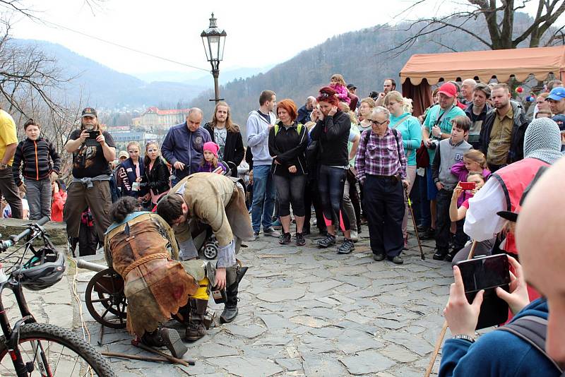 Hrad Štramberk s věží Trúba otevřel v sobotu 7. dubna své brány veřejnosti. Zahájení sezony se neobešlo bez šermířských soubojů.