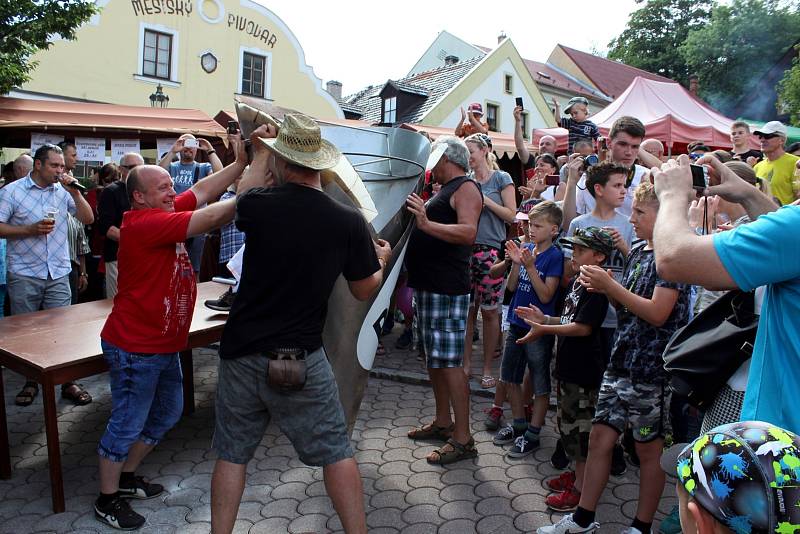 Gigantické Štramberské ucho se peklo o první červnové sobotě odpoledne.  Foto: Deník/Adam Knesl