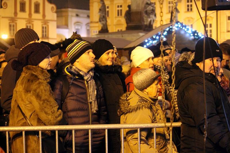 V Novém Jičíně se sešlo na náměstí při zpívání koled kolem čtyř stovek lidí. Se zpíváním pomáhali členové pěveckého sboru Ondrášek a sboru Rarášek se sbormistrem Josefem Zajíčkem. 