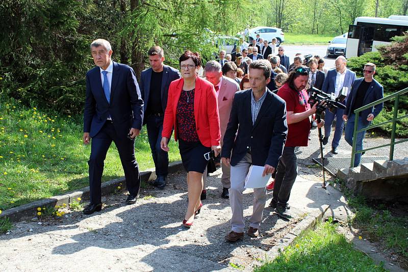 Skokanský areál Jiřího Rašky na Horečkách ve Frenštátě pod Radhoštěm navštívili ministři v čele s premiérem Andrejem Babišem a zástupci Moravskoslezského kraje s hejtmanem Ivo Vondrákem.