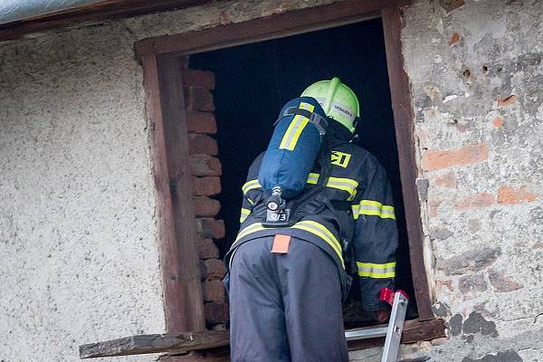 Zásah hasičů u požáru rodinného domu v Mankovicích.