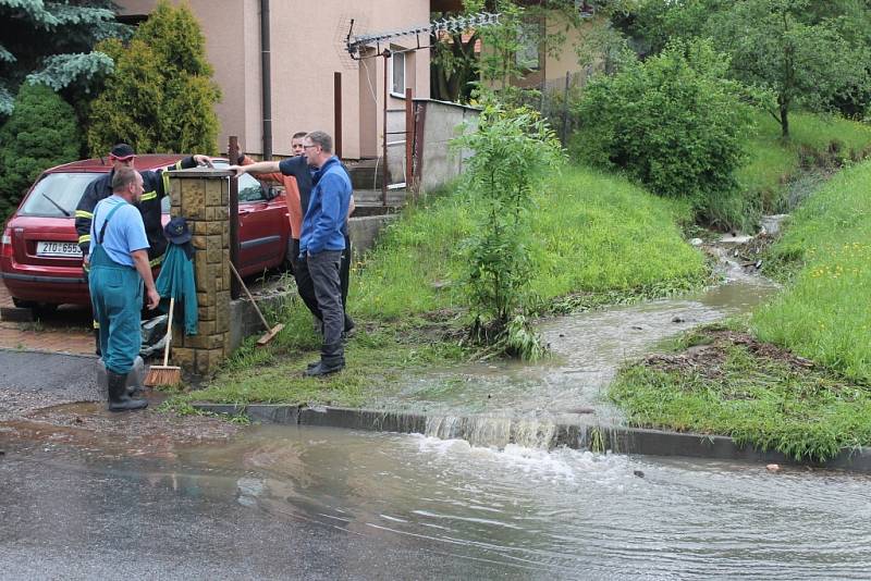 Lidé na Novojičínsku se v úterý odpoledne opět báli. Zejména v Novém Jičíně-Žilině, Mořkově a Životicích u Nového opět hrozily záplavy kvůli rozvodněné řece Jičínce.