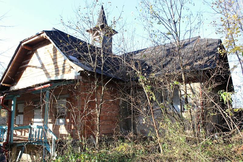 Hotel Vlčina. Základní kámen hotelu byl usazen před osmdesáti lety. Dnes je na chátrající objekty komplexu smutný pohled.