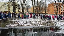 Hodinu před polednem se sešly děti z Frenštátu pod Radhoštěm u řeky Lomná, do níž společně s dospělým doprovodem vhodily Mařenu - symbol zimy.