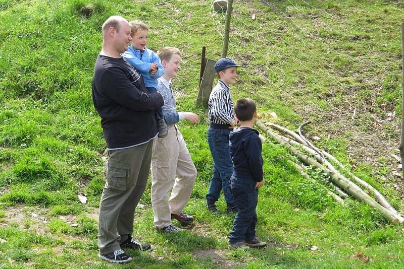 Jízda kolem osení, nebo také Rajtování, je prastarý zvyk jehož historie sahá až k dobám po bitvě na Bílé hoře. Lukavec, místní části Fulneku, je jediným místem v České republice, kde se tato velikonoční tradice dodržuje dlouhá léta do dnešních dnů.