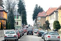 V ulici Slovanská, která je nově zařazena do čtvrté zóny,  je ve všedních dnech velký problém zaparkovat.