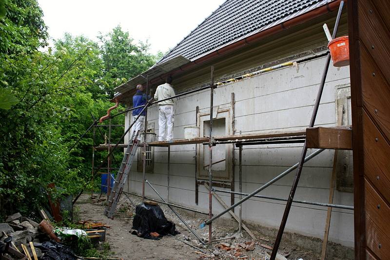 Katolická fara v Suchdole nad Odrou od vídeňského architekta Johanna Lucase Hildebrandta konečně prochází rozsáhlou rekonstrukcí. Před pár lety to byl zchátralý objekt.