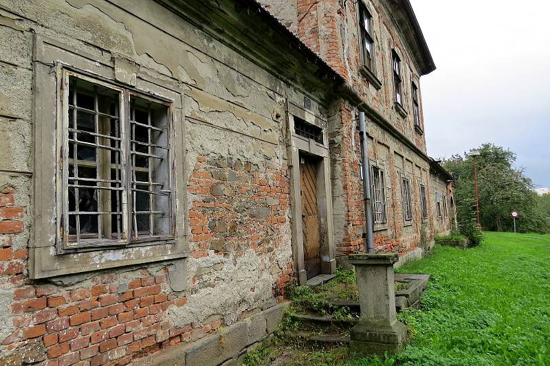 Katolická fara v Suchdole nad Odrou od vídeňského architekta Johanna Lucase Hildebrandta konečně prochází rozsáhlou rekonstrukcí. Před pár lety to byl zchátralý objekt.