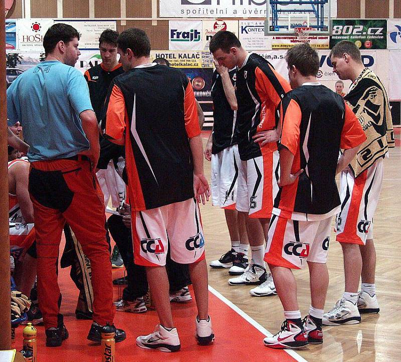 Snímky z utkání Unibon Nový Jičín – BK Děčín 68:73.