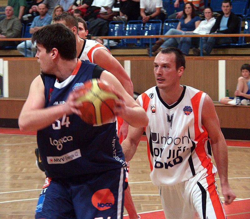 Snímky z utkání Unibon Nový Jičín – BK Děčín 68:73.