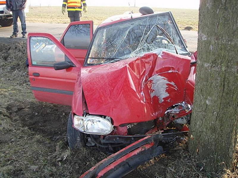 Hasiči pomáhali vyprostit řidiče vozidla, který se zaklínil při nározu vozu do stromu ve čtvrtek 18. března v Hůrce.