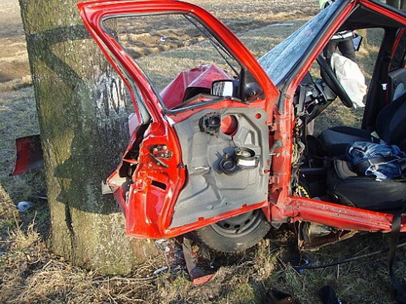 Hasiči pomáhali vyprostit řidiče vozidla, který se zaklínil při nározu vozu do stromu ve čtvrtek 18. března v Hůrce.