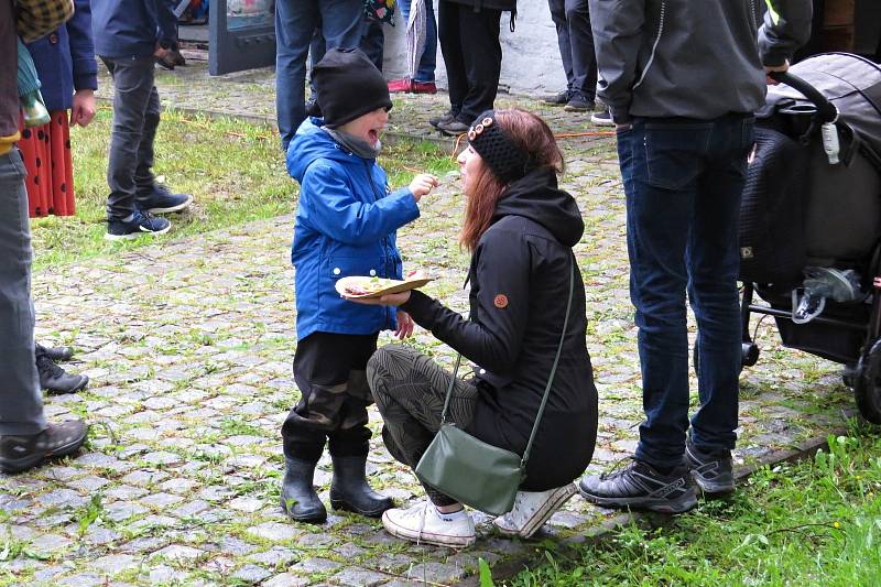 Návštěvníky akce Restaurant Day, která se konala v neděli 30. května 2021 v Kopřivnici, neodradilo ani deštivé počasí.