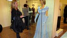 Na výstavě v Žerotínském zámku lze obdivovat několik desítek dámských šatů, večerních rób a kostýmů, ale i dobové doplňky všeho druhu. 