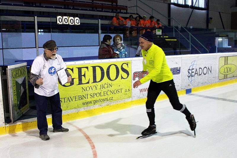 Karel Ligocki, šedesátiletý sportovec ze Suchdolu nad Odrou, překonal na zimním stadionu v Novém Jičíně svůj stávající rekord v disciplíně 100 kilometrů na bruslích a vytvořil tak nový český rekord.