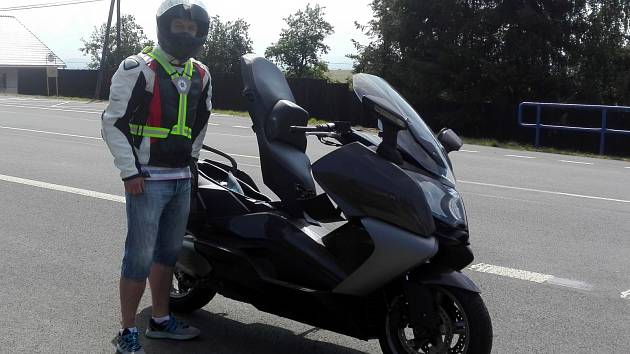 Policisté rozdávali motorkářům reflexní šle.