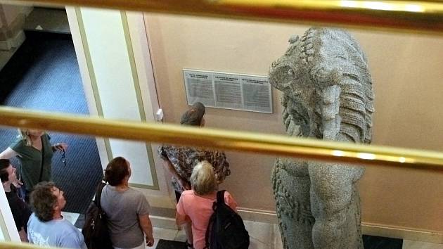 Originál sochy Radegasta stojí ve vestibulu frenštátské radnice.