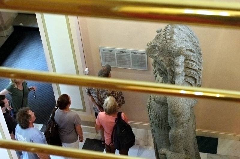 Originál sochy Radegasta stojí ve vestibulu frenštátské radnice.