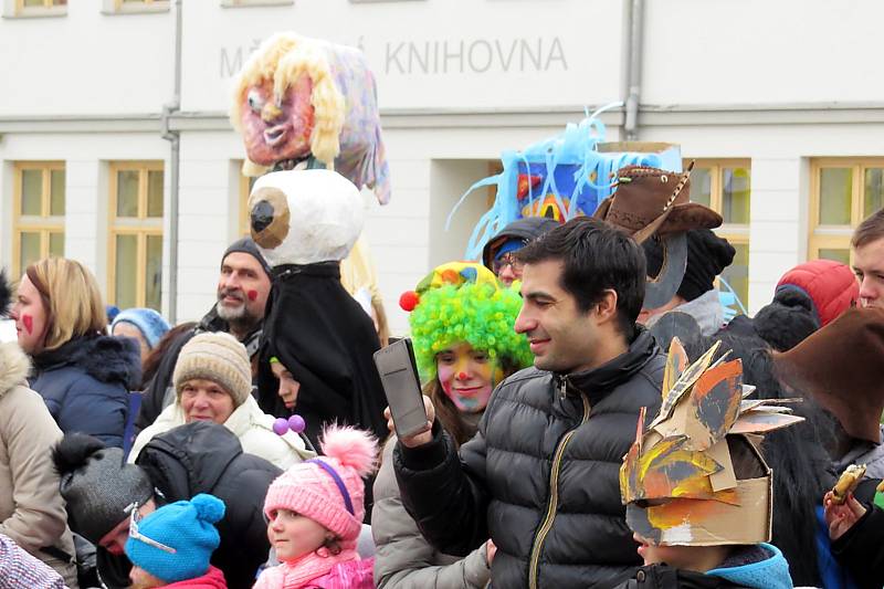 Masopustní veselí ovládlo bílovecké náměstí v úterý 13. února. Nechybělo ani tancování s medvědem.