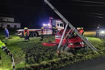 Nehoda, Frenštát pod Radhoštěm, únik plynu, přeražený sloup elektrického vedení, zásah hasičů, 26. listopadu 2022.