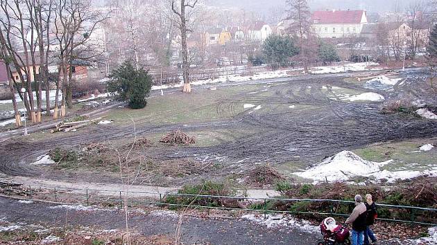 Nelichotivý pohled na vykácený park v Odrách.