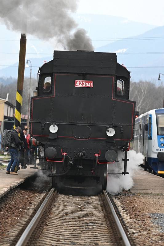 Parní lokomotiva 423.041 přijela v pátek 23. dubna z Valašského Meziříčí do Frenštátu pod Radhoštěm.